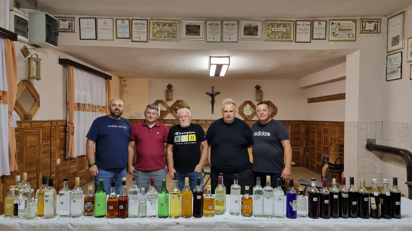 Pet članova komisije s uzorcima