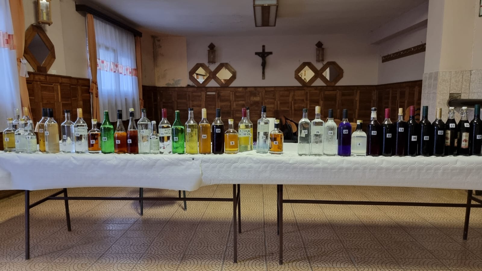 Numerirane boce rakija spremne za ocjenjivanje