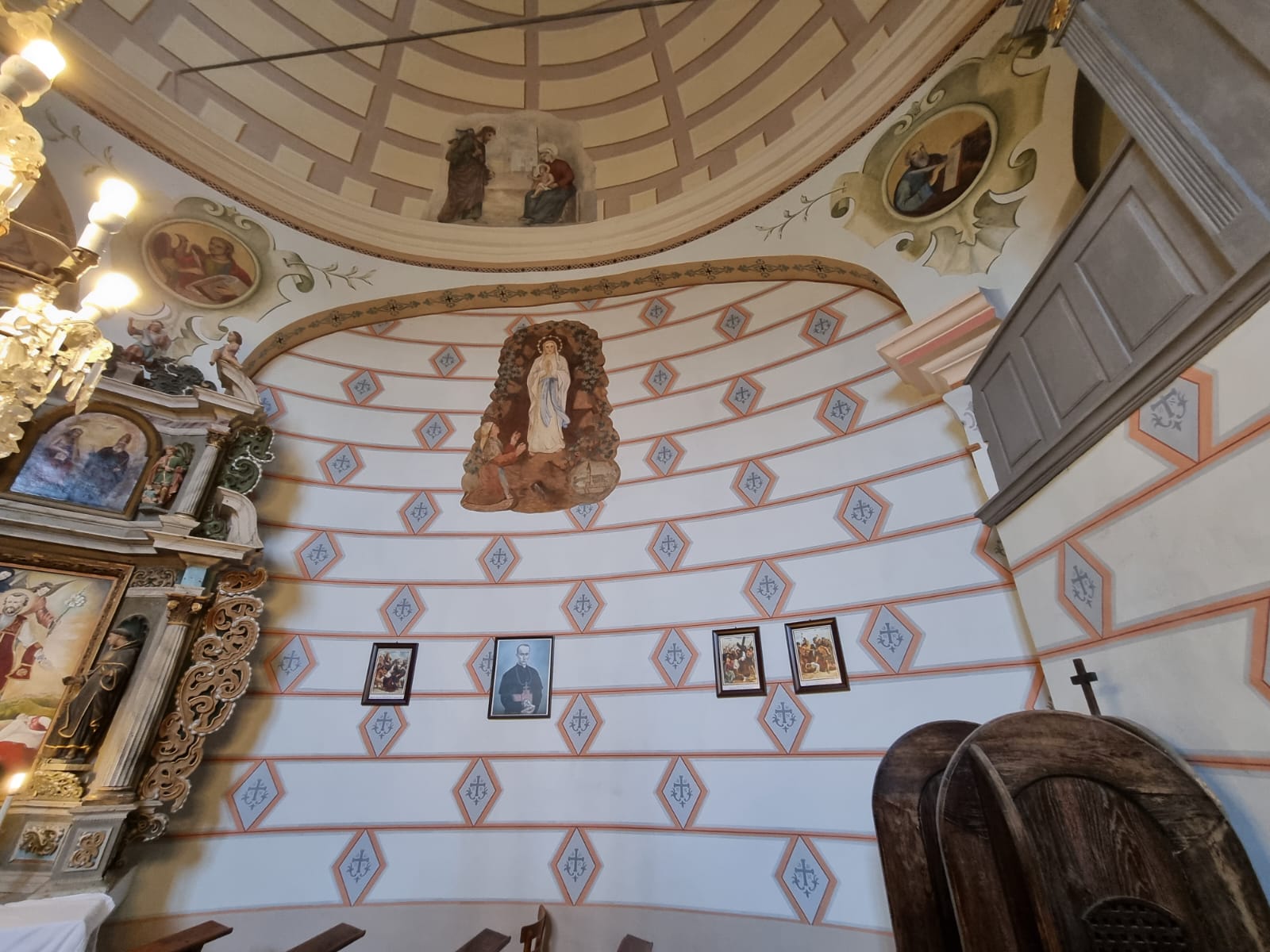 Crkva Sv. Franje Ksaverskog iznutra