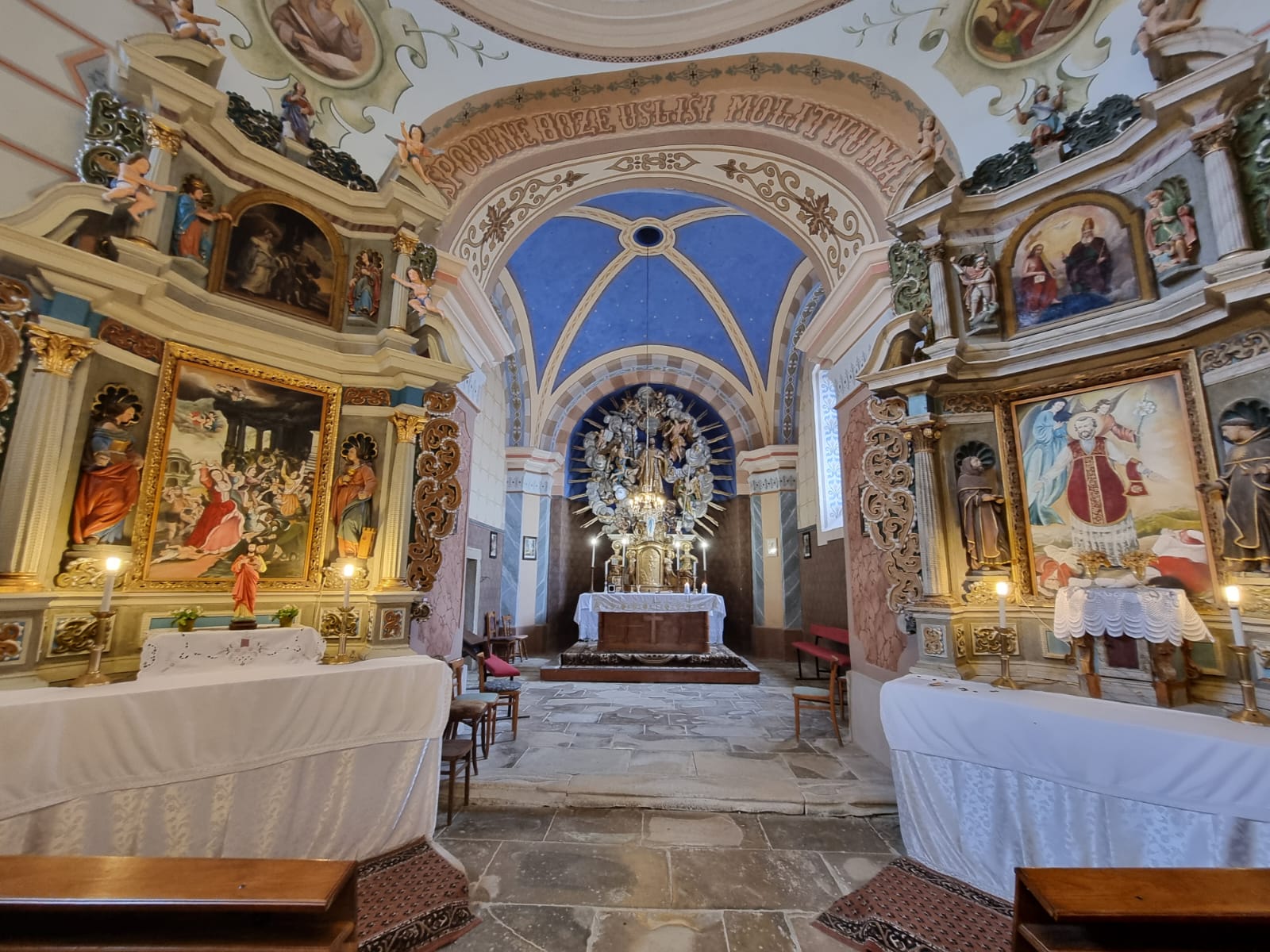 Unutrašnjost crkve Sv. Franje Ksaverskog u Dropkovcu