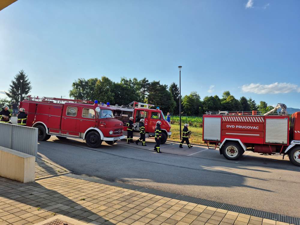 Vatrogasci s dišnim aparatima u akciji